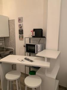 A kitchen or kitchenette at La stanza nel Borgo
