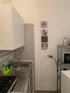 A kitchen or kitchenette at La stanza nel Borgo