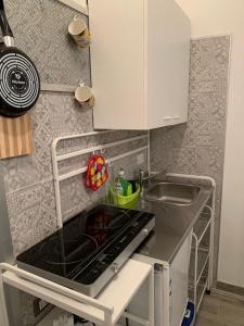 A kitchen or kitchenette at La stanza nel Borgo
