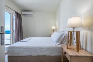 Ένα ή περισσότερα κρεβάτια σε δωμάτιο στο Remezzo Aegean Mare Maisonette