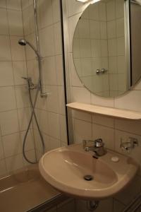 Koupelna v ubytování Hotel Garni Geisler + 33 fotografií