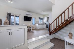 Μια τηλεόραση ή/και κέντρο ψυχαγωγίας στο Remezzo Aegean Mare Maisonette