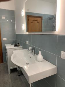 A bathroom at Il Nido del Gabbiano