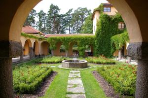 a garden with a fountain in the middle of a building at Sigtunastiftelsen Hotell & Konferens in Sigtuna
