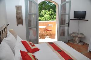 A bed or beds in a room at Le Clos Geraldy - Charming B&B et Spa