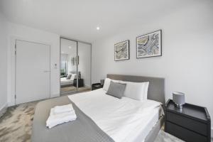 Giường trong phòng chung tại Lux 2 & 3 Bed Apartments in Camden Town FREE WIFI by City Stay Aparts London