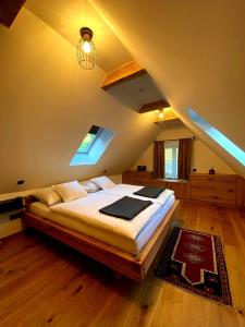 ein Schlafzimmer mit einem großen Bett im Dachgeschoss in der Unterkunft Ferienhaus Winzerhaus Südsteiermark in Leibnitz