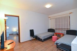 une pièce avec une chambre avec un lit et un bureau dans l'établissement Apartment Branko 2081, à Pula