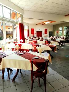 ห้องอาหารหรือที่รับประทานอาหารของ VTF Le Domaine Les Hautannes