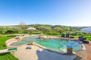 una gran piscina en un patio con sombrilla en CasAnnona, en Fermo