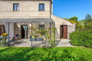 una casa in mattoni con giardino di fronte di CasAnnona a Fermo