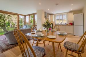 eine Küche und ein Esszimmer mit Tisch und Stühlen in der Unterkunft Gothic House Cottage in Clare