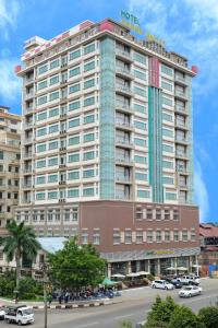 un gran edificio con un cartel encima en Hotel Grand United - Ahlone Branch en Yangón