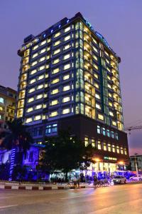 um grande edifício é iluminado à noite em Hotel Grand United - Ahlone Branch em Yangon