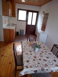 Kuchyň nebo kuchyňský kout v ubytování Apartmani Bane