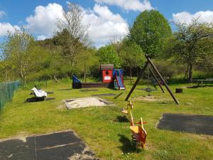 Ein Kinderspielbereich in der Unterkunft Ferienwohnung Mönchgut 1 mit Wintergarten und Terrasse