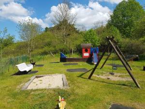 Ein Kinderspielbereich in der Unterkunft Ferienwohnung Mönchgut 1 mit Wintergarten und Terrasse
