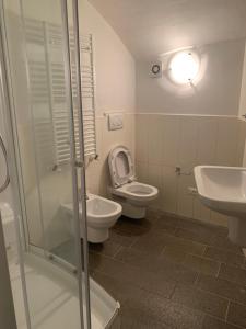 a bathroom with a toilet and a sink at L'angolo di Giulia in Castelletto di Brenzone
