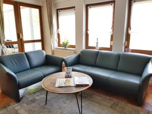 Ein Sitzbereich in der Unterkunft Ferienwohnung Mönchgut 1 mit Wintergarten und Terrasse