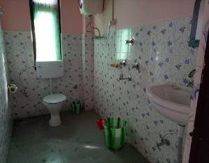 DentamChaayatal Heritage Home by StayApart的带水槽、马桶和水槽的浴室