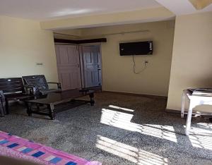 DentamChaayatal Heritage Home by StayApart的墙上挂着电视的客厅