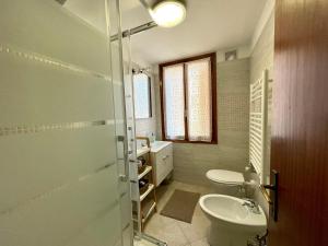 y baño con aseo, lavabo y ducha. en Residenza Veneziana, en Venecia