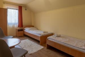 מיטה או מיטות בחדר ב-Király Lovastanya Panzió