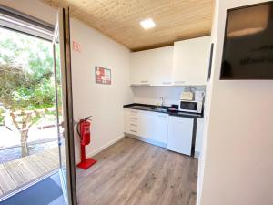 A cozinha ou cozinha compacta de Golden Halcyon - Ericeira Villas