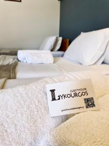 Ліжко або ліжка в номері Guesthouse Lykourgos