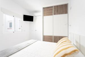 Posteľ alebo postele v izbe v ubytovaní Home2Book Sea Front Las Teresitas Beach 5