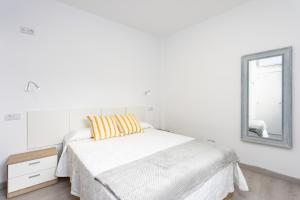 Posteľ alebo postele v izbe v ubytovaní Home2Book Sea Front Las Teresitas Beach 5