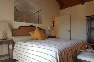ein Schlafzimmer mit einem großen Bett mit gelben Kissen in der Unterkunft Casa de Campo - Cinfães do Douro in Cinfães