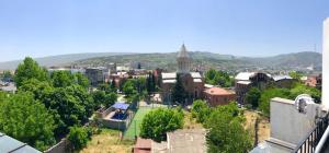 een luchtzicht op een stad met een toren bij Hotel Voyager in Tbilisi City