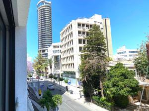 Blick auf eine Stadtstraße mit hohen Gebäuden in der Unterkunft Urban Habitat Capsule Beds in Nikosia
