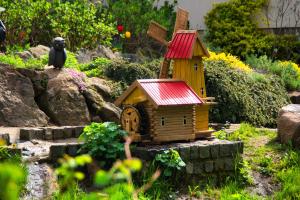 un modelo de casa de aves en un jardín en Berggasthof Butterberg, en Bischofswerda