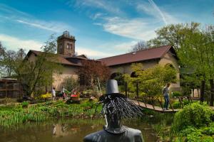 比紹夫斯韋爾達的住宿－Berggasthof Butterberg，鸟像在建筑物前