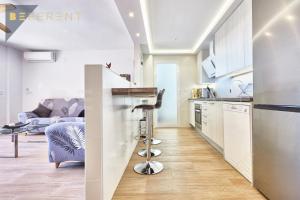 a kitchen and a living room with a counter top at Beferent San Juan Pueblo II in San Juan de Alicante