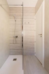 a shower with a glass door in a bathroom at Entre Conventos in Toledo