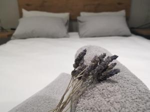 un letto con un mazzo di fiori secchi sopra di Leopolds Rest a Prieska