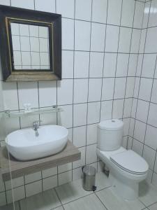 ein Bad mit einem Waschbecken und einem WC in der Unterkunft Leopolds Rest in Prieska