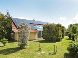 オッテルンドルフにある12 person holiday home in Otterndorfの屋根に太陽光パネルを敷いた家