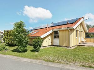 ein Haus mit einem Sonnendach darüber in der Unterkunft 12 person holiday home in Otterndorf in Otterndorf