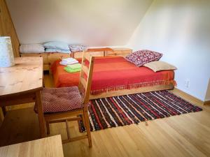 Cette chambre comprend 2 lits superposés et une table. dans l'établissement Sosnowy domek w rezerwacie nad Narwią, à Bokiny