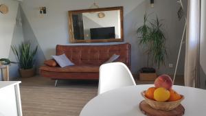 sala de estar con sofá y mesa con un bol de fruta en Sunset Relax Porch, en Lagos
