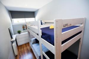 1 dormitorio con 2 literas en una habitación en LifeWay CRANC Xperience by GuestWay, en Salou