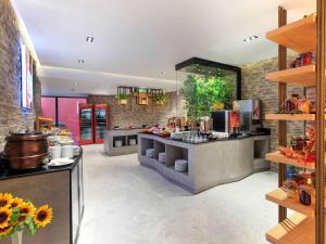 A cozinha ou cozinha compacta de Ibis Styles Istanbul Atasehir