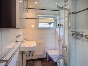 Baño pequeño con aseo y lavamanos en Ferienhaus Smerzinski, en Bergen auf Rügen