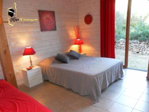 une chambre avec un lit avec deux lampes dessus dans l'établissement Dormir à Porto Vecchio (Trinité), à Porto-Vecchio
