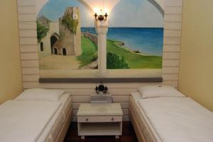 A bed or beds in a room at Hansalinn