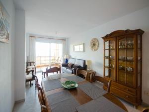 een woonkamer met een tafel en een bank bij Apartamento Pilar in Marbella